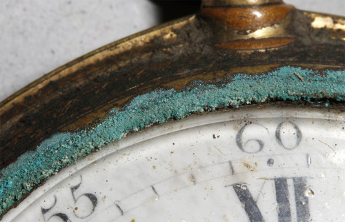 Pocket watch 1899,101b, Museum für Hamburgische Geschichte: sodium copper formate (turquoise) and zinc formate dihydrate (white) as corrosion product in the contact zone of glass and gilded brass (Photo: A. Fischer, SABKS)