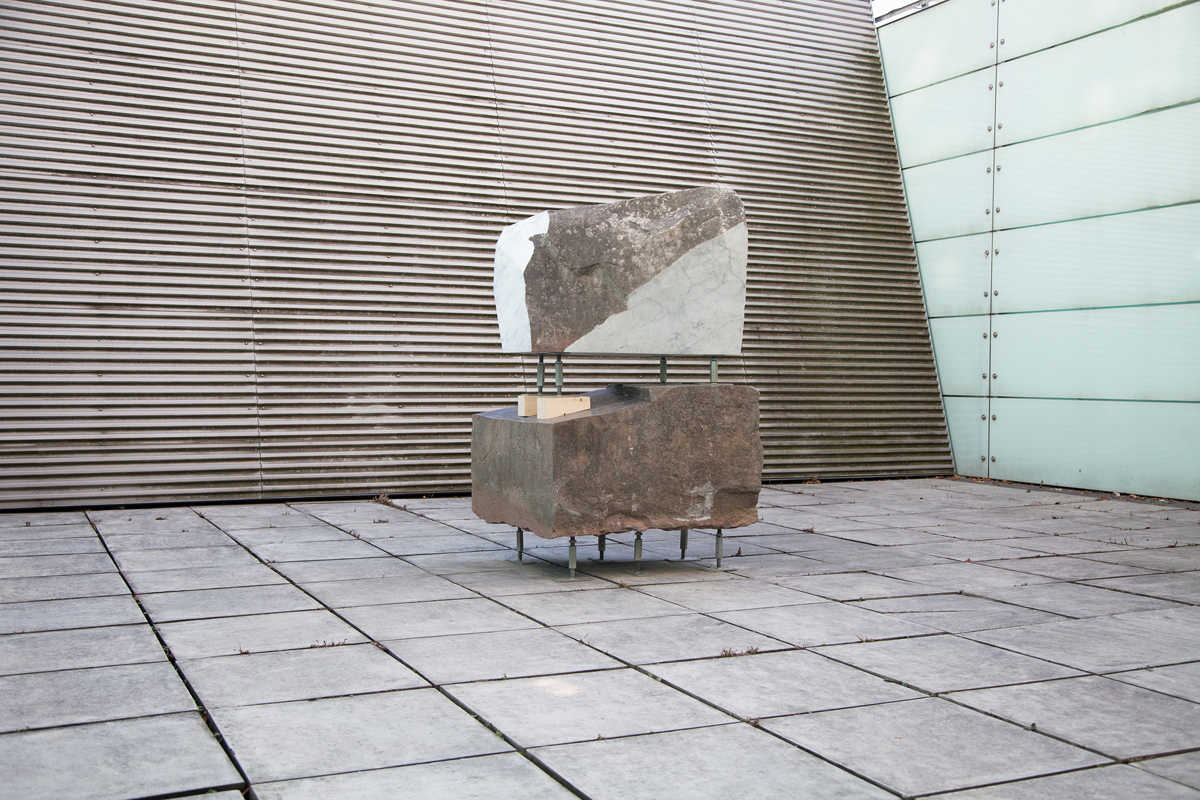 Abb.: Shinroku Shimokawa, Provisorische Skulptur I, 2015, Stein, Stütze, Holz, 130 x 100 x 190 cm 