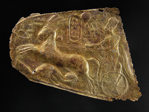 Abb.: Goldblech mit Streitwagenszene aus der Grabkammer des Tutanchamun (© RGZM / Chr. Eckmann)