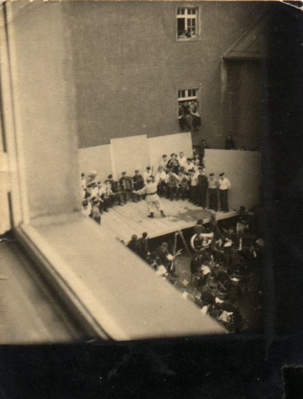 Abb.: Abbildung: Illegal angefertigte Fotografie von Felix Müller vom 1. Mai 1944, aufgenommen aus dem Fenster der Effektenkammer des Konzentrationslagers Buchenwald (© Hochschularchiv/Thüringisches Landesmusikarchiv Weimar)