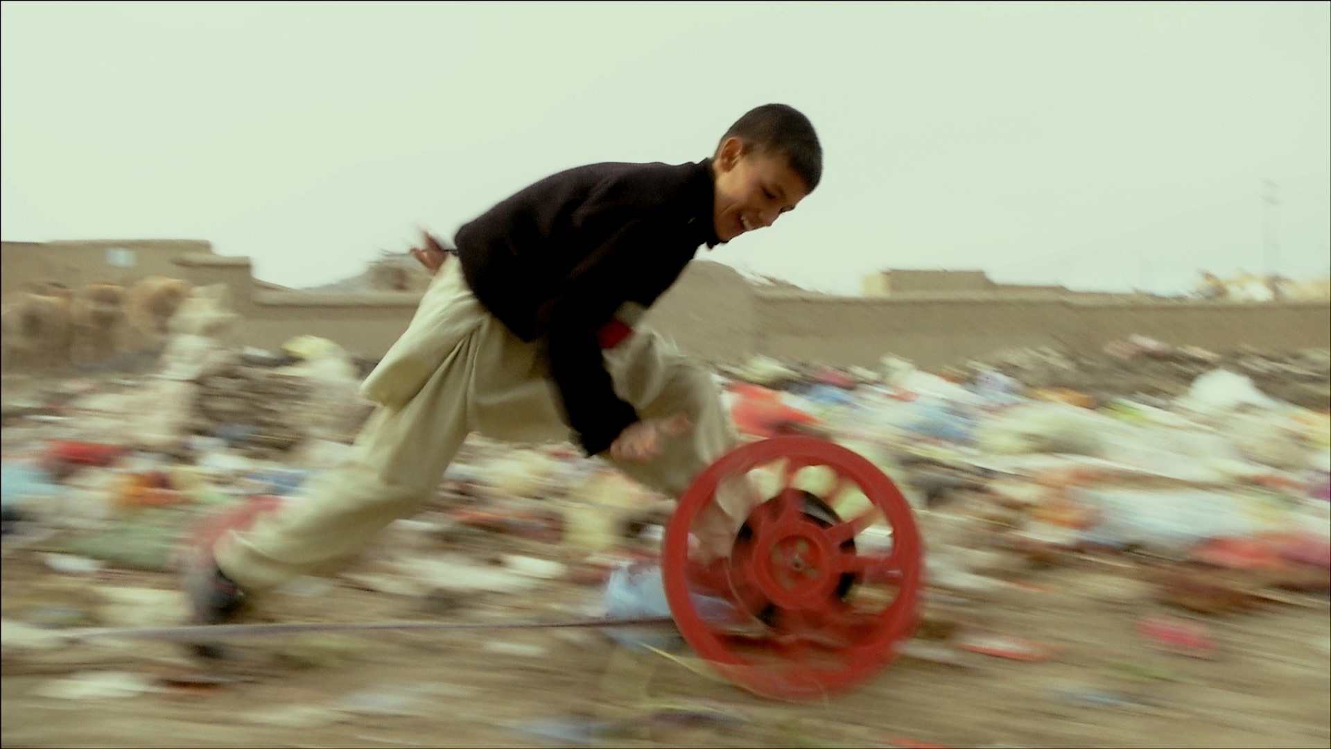 Abb.: Francis Alÿs, Reel/Unreel, 2011; in collaboration with Julien Devaux and Ajmal Maiwandi, Kabul, Afghanistan; Video documentation of an action, color, sound (courtesy Galerie Peter Kilchmann)