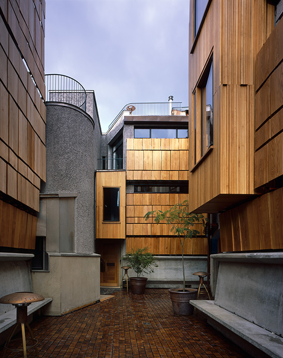 Abb.: Walmer Yard by Peter Salter. Courtyard looking north with shutters closed (Photography © Hélène Binet)