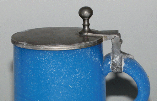 Bierkrug (Veste Coburg a.S.777) aus Pottascheglas mit weißer Metallkorrosion am Henkel (©Andrea Fischer)