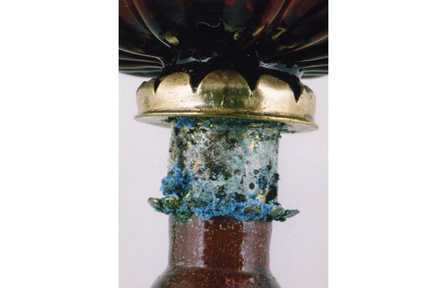 Gold ruby glass cup (IV 227), Green Vault Dresden, crystalline corrosion product on the mounting of gilded silver, contains potassium from the potash glass (Photo: R. Richter, Dresden)