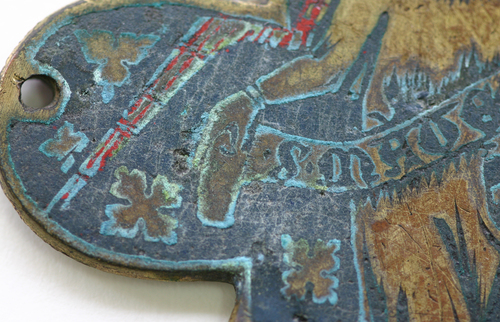 Detail of the Limousin St. Matthew metal fitting, 14th cent., Museum für Angewandte Kunst Frankfurt, WMH 1, Corrosion at the border between enamel and metal:
light blue: sodium copper formate, green: basic copper formate (Photo: A. Schwarz, Ffm)
