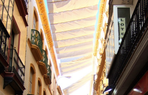 Abb.: Low-tech Straßenverschattung – Segasta Street, Sevilla Spanien (Foto: Shawn Lipowski)