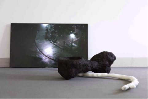 Susanne Windelen; „Dreampathes“; Ausstellungsansicht; 2013; Gips, Pigment, Video; Städtische Galerie Sindelfingen; Sindelfingen 2014; Foto: Jonathan Auch, Timm Henger, Fabian Krauss