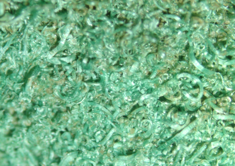 Abb.: Eine natürliche Korrosionsform: Malachitlocken auf einem fränkischen Bronzefund (Bildbreite 4 mm, Foto: A. Stäbler, ABK Stuttgart)