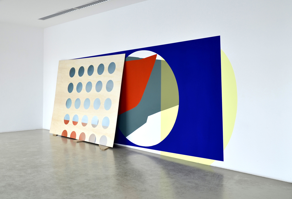 Abb.: Florina Leinß, 2017, pic99.17gap, Öl auf Sperrholz und Dispersionsfarbe auf Wand, 2017, 490 x 200 cm