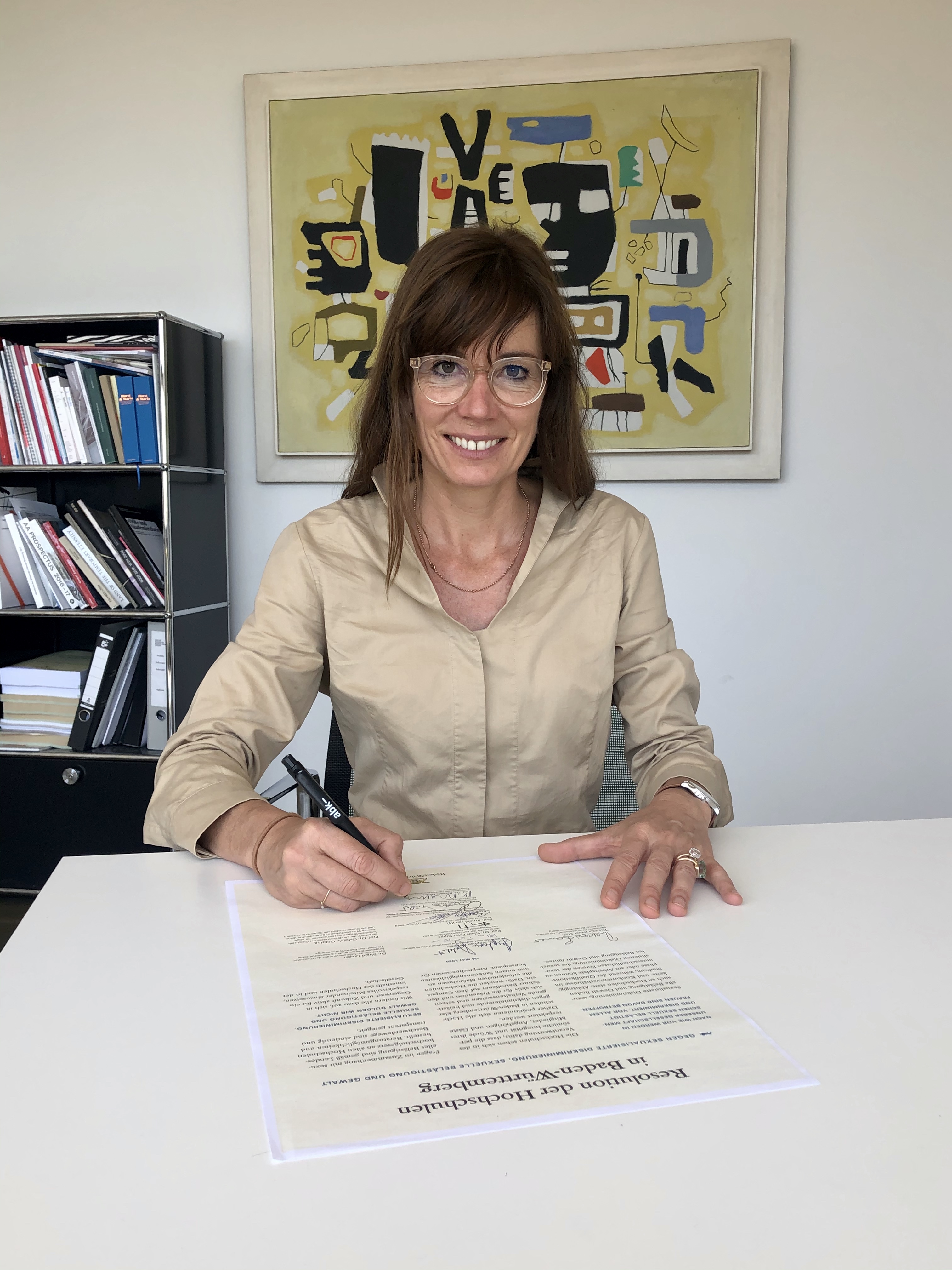 Abb.: Unterzeichnung der Resolution gegen sexuelle Gewalt (Foto: ABK Stuttgart)