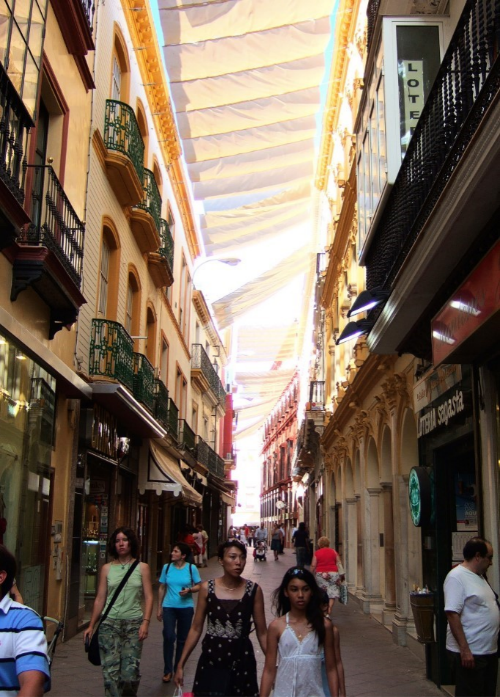 Abb.: Low-tech Straßenverschattung – Segasta Street, Sevilla Spanien (Foto: Shawn Lipowski)
