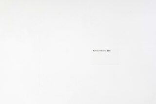 Eine leere weiße Wand mit einem kleinen Schild, auf dem „The Art of Freshness, 2023“ steht und das etwas rechts von der Mitte angebracht ist.