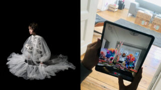 Geteiltes Bild: Links ist eine Person in einem weiten weißen Tüllkleid vor schwarzem Hintergrund zu sehen; rechts ist ein Tablet zu sehen, auf dem eine Augmented-Reality-Szene in einem modernen Raum angezeigt wird.