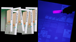 Links sind mehrere Broschüren mit dem Titel „SPURENSUCHE“ mit farbigen Punkten angeordnet, rechts beleuchtet ein UV-Licht Bilder und Texte auf einer blauen Fläche.