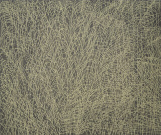 Gelbe, geschwungene Linien überlappen und kreuzen sich auf einem dunklen Hintergrund und bilden ein kompliziertes, abstraktes Muster, das an dichtes, stilisiertes Gras oder Pflanzenstängel erinnert.