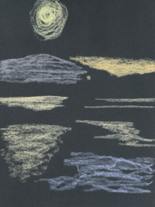 Eine grobe Pastellzeichnung zeigt einen hellen Mond über einer dunklen Meereslandschaft mit gelben und blauen Spiegelungen auf dem Wasser und den Hügeln im Hintergrund.