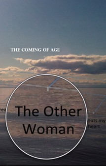 Ein wolkenverhangener Himmel über einer ruhigen See mit dem Text 