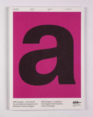 Ein Magazincover mit einem großen schwarzen Kleinbuchstaben „a“ auf leuchtend magentafarbenem Hintergrund, mit Text über die ABK Stuttgart und ihre Schriftart für die Staatliche Akademie der Bildenden Künste Stuttgart.