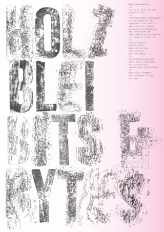 Ein Poster mit großem, verwittertem schwarzem Text mit der Aufschrift „HOLZ BLEI BITS & BYTES“ und kleineren Werkstattdetails in deutscher Sprache, die in die obere rechte Ecke auf einem Hintergrund mit Farbverlauf von Weiß nach Rosa getippt sind.
