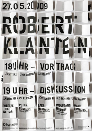 Poster mit verzerrtem schwarzem Text auf weißem Papier, das eine Designveranstaltung am 27. Mai 2009 mit Zeitplandetails, Namen der Teilnehmer und dem Veranstaltungsort in Pforzheim, Deutschland, auflistet.