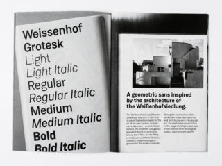 Öffnen Sie die Broschüre mit Schriftbeispielen der Weissenhof Grotesk auf der linken Seite und einer Seite über die architektonische Inspiration mit einem Foto eines modernistischen Gebäudes auf der rechten Seite.