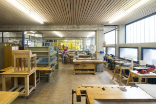 Werkstatt für Holzbearbeitung mit Mitarbeiter*innen