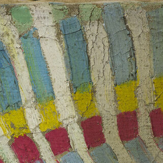 Nahaufnahme eines strukturierten Gemäldes mit vertikalen, rissigen Pinselstrichen in Blau, Weiß, Gelb und Rot auf einer rauen Oberfläche.