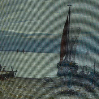 Ein Gemälde von Booten mit Segeln an einem Ufer in der Abenddämmerung, gesehen durch eine strukturierte Oberfläche mit vertikalen Linien, die die Sicht teilweise verdecken.