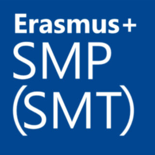 Erasmus+ SMP (SMT)-Logo auf blauem Hintergrund mit fettem weißem Text.