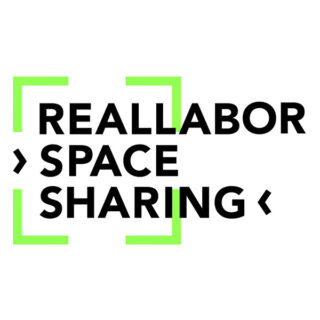 Logo mit dem Schriftzug „Reallabor Space Sharing“ in fetten schwarzen Lettern, eingerahmt von grünen Klammern auf weißem Hintergrund.