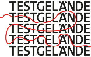 Das Wort „TESTGELÄNDE“ wird viermal in fettem schwarzen Text wiederholt, wobei eine rote Wellenlinie über und durch die Buchstaben verläuft.