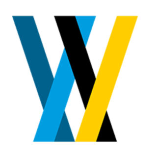 Drei überlappende diagonale Streifen in Blaugrün, Hellblau, Schwarz und Gelb auf weißem Hintergrund.