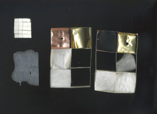 Eine Sammlung verschiedener Materialproben, darunter Metall-, Stoff- und Schaumstoffquadrate, angeordnet auf einem schwarzen Hintergrund.