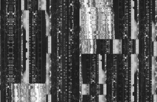 Abstraktes Schwarzweißbild mit vertikalen Linien, geometrischen Formen und reflektierenden Mustern, die ein fragmentiertes, vielschichtiges Erscheinungsbild erzeugen.