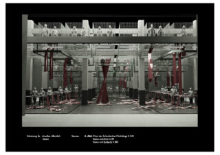 Computergeneriertes Bühnenbild mit Schaufensterpuppen, die an Tischen sitzen und auf mehreren Ebenen stehen, mit roten Strukturelementen und einem industriellen, gitterartigen Hintergrund.