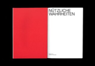 Ein offenes Buch zeigt eine durchgehend rote linke Seite und eine weiße rechte Seite mit dem großen schwarzen Text „NÜTZLICHE WAHRHEITEN“ und kleinerem Text am unteren Rand.