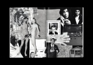 Eine Collage mit schwarz-weißen Ausschnitten von Personen, Briefmarken, handschriftlichen Notizen, einem Handschuh, einer Karte und verschiedenen Objekten, die auf den Seiten eines offenen Buches angeordnet sind.