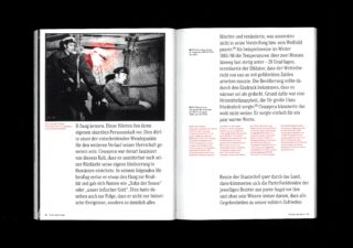 Auf der linken Seite ist ein Schwarzweißfoto von drei Männern in Militäruniformen zu sehen, die in einem Fahrzeug sitzen. Beide Seiten enthalten dichten deutschen Text mit einigen roten Hervorhebungen.