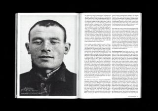 Auf der linken Seite einer aufgeschlagenen Zeitschrift ist das Schwarzweißporträt eines Mannes zu sehen, die rechte Seite enthält dichten deutschen Text in zwei Spalten.