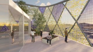 Mehrere Personen interagieren und entspannen in einem modernen Außenbereich mit Glaswänden, Grünanlagen und geometrischen architektonischen Merkmalen.