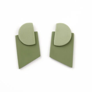 Ein Paar geometrische Ohrringe mit mattgrünen Halbkreisen, die eckige Trapezformen überlappen, auf weißem Hintergrund.