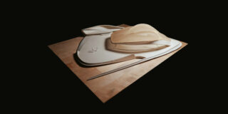 Ein minimalistisches Architekturmodell mit geschwungenen, geschichteten Formen und einer durchscheinenden Kuppel steht auf einem Holzsockel vor einem schwarzen Hintergrund.