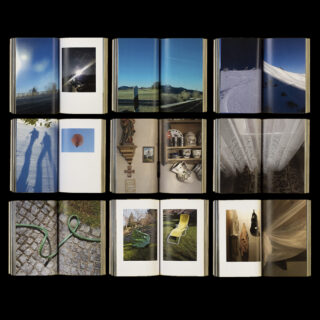 Zwölf offene Bücher zeigen verschiedene Fotografien, darunter Landschaften, Schatten, Haushaltsgegenstände, Gartenszenen und abstrakte Kompositionen, alle in einem 3x4-Raster auf schwarzem Hintergrund angeordnet.