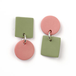 Ein Paar Ohrringe mit grünen quadratischen und rosa kreisförmigen Formen, die durch Metallringe verbunden sind und auf einem weißen Hintergrund dargestellt sind.