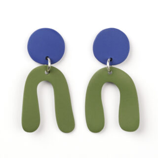 Ein Paar Ohrringe mit blauen runden Ohrsteckern und grünen, bogenförmigen Anhängern auf weißem Hintergrund.