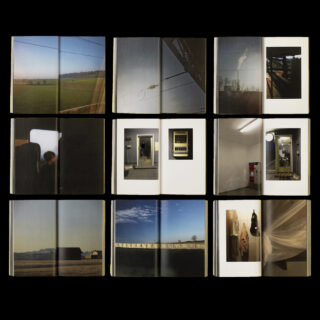 Ein Raster aus zwölf offenen Büchern zeigt verschiedene Fotografien, darunter Landschaften, Spiegelungen, Räume und Alltagsgegenstände, alle vor einem schwarzen Hintergrund.