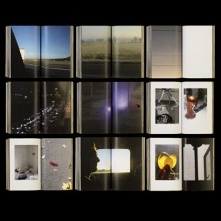 Zwölf offene Bücher sind in einem Raster angeordnet und zeigen jeweils Fotos von Alltagsszenen, darunter Landschaften, Stadtansichten, Gegenstände und Menschen.