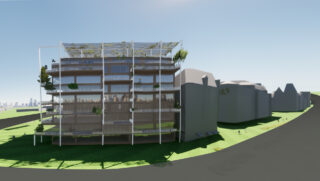 Modernes Hochhaus mit Glasfassade, begrünten Balkonen und Dachgarten, neben massiven, grauen Nachbarbauten an einem Grashang unter klarem Himmel gelegen.