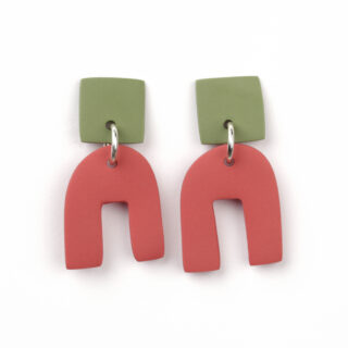 Ein Paar Ohrringe mit grünen quadratischen Ohrsteckern und roten, U-förmigen Anhängern, verbunden durch kleine Metallringe.