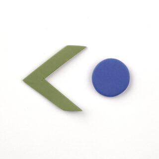 Eine grüne Chevron-Form zeigt nach links auf einen durchgehenden blauen Kreis auf weißem Hintergrund.